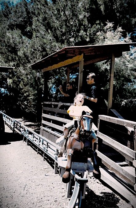 Creadora de la web de pequeña, en un potrillo de la atracción "Potrillos" del parque temático PortAventura.