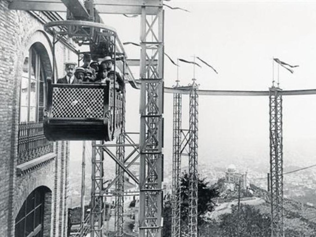 Ferrocarril aéreo con conductor sobrevolando Collserola.