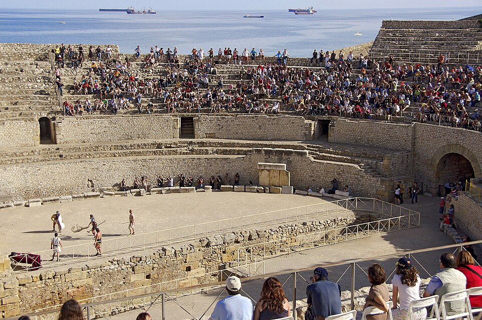Anfiteatro de Tarragona lleno de gente y mar al fondo