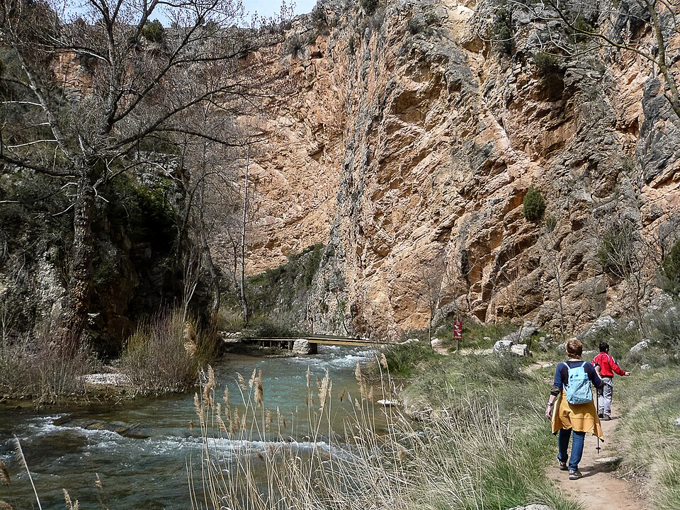 Río Guadalaviar, dos senderistas