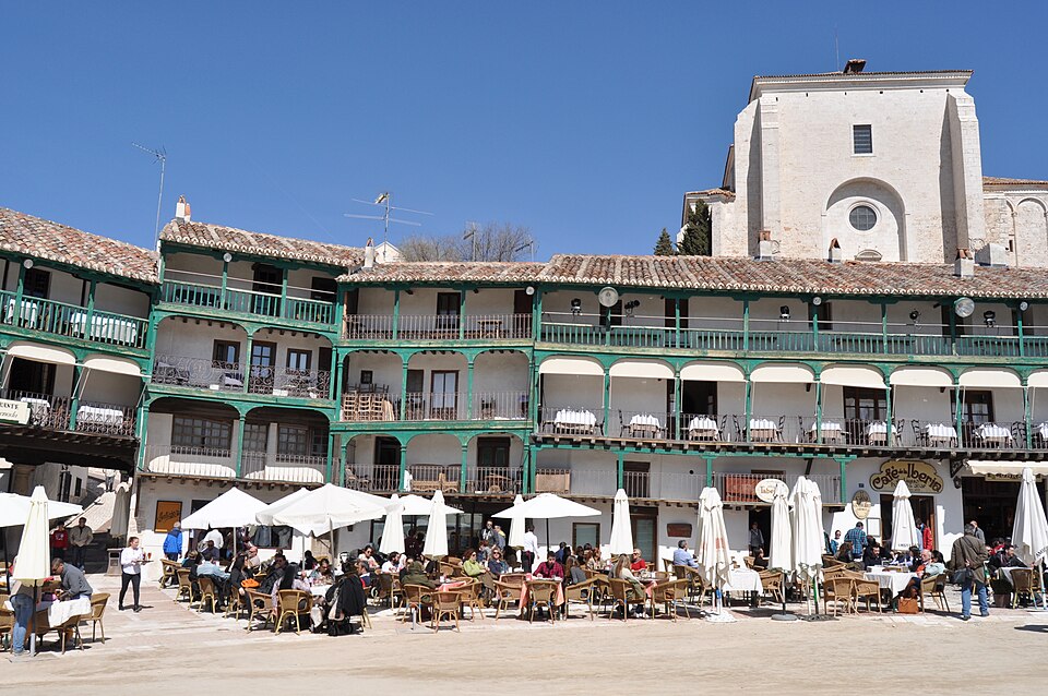 Plaza con soportales y mesas, Chinchón