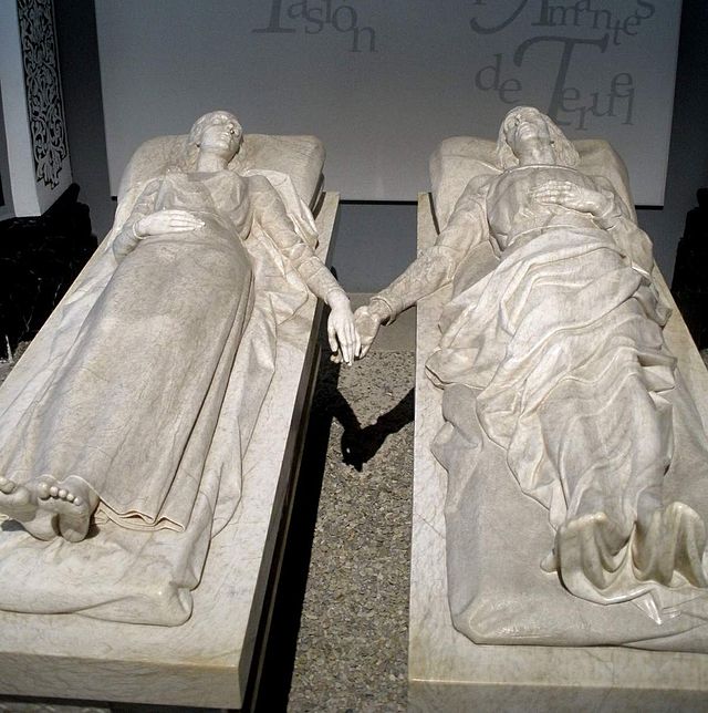 Dos esculturas dándose la mano, Amantes de Teruel