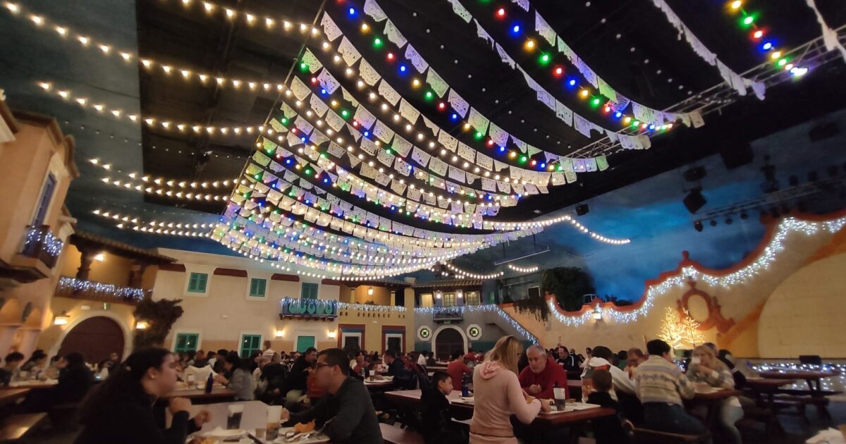 Cantina iluminado y decorada, México, PortAventura