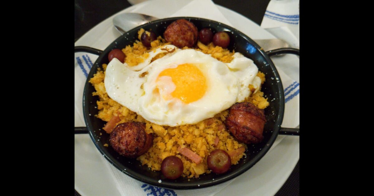 Migas con uvas y butifarra y huevo en medio