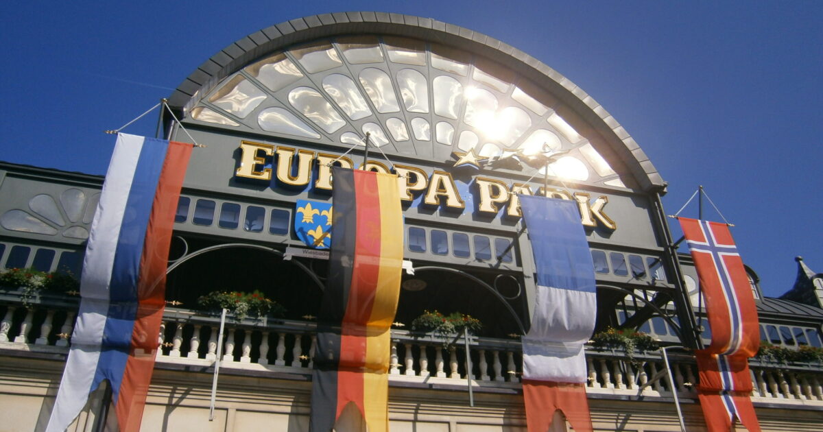 Entrada de Europa-Park con banderas