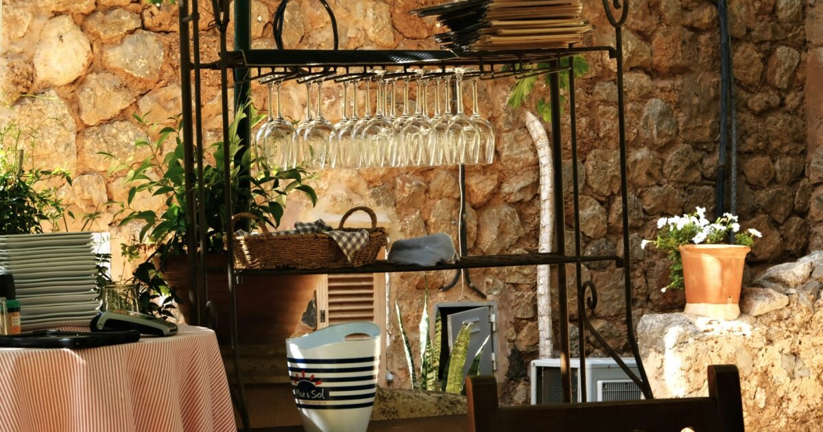 Restaurante con vasos y mesas