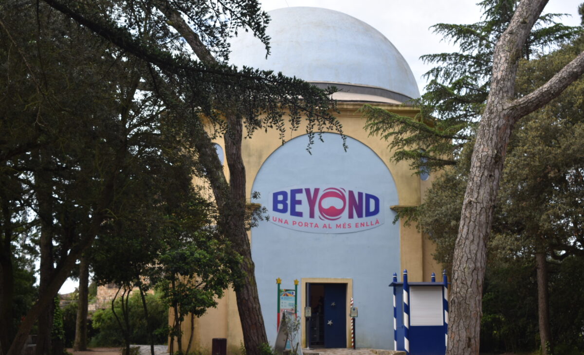 Cúpula con las palabras Beyond, atracción Tibidabo